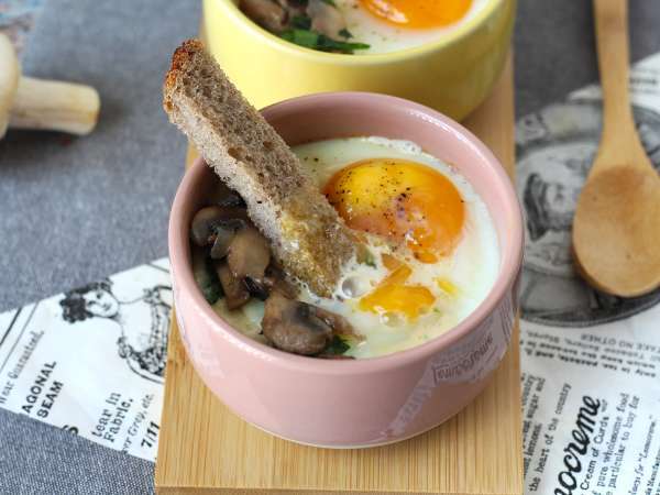Uova in cocotte con funghi: la ricetta facile, cremosa e irresistibile - Preparazione tappa 11