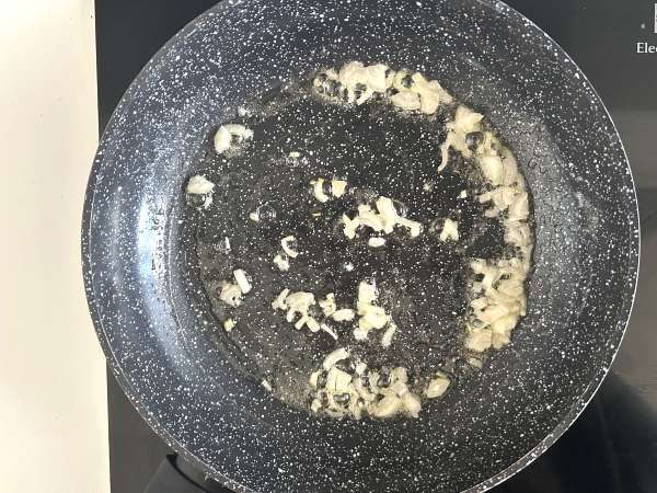 Salsa al pepe fatta in casa: ricetta facile, cremosa e perfetta per la carne - Preparazione tappa 3