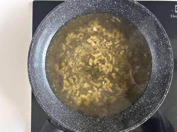 Salsa al pepe fatta in casa: ricetta facile, cremosa e perfetta per la carne - Preparazione tappa 4