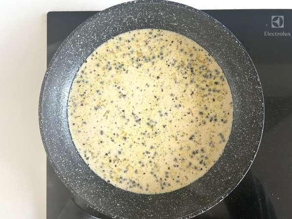 Salsa al pepe fatta in casa: ricetta facile, cremosa e perfetta per la carne - Preparazione tappa 5