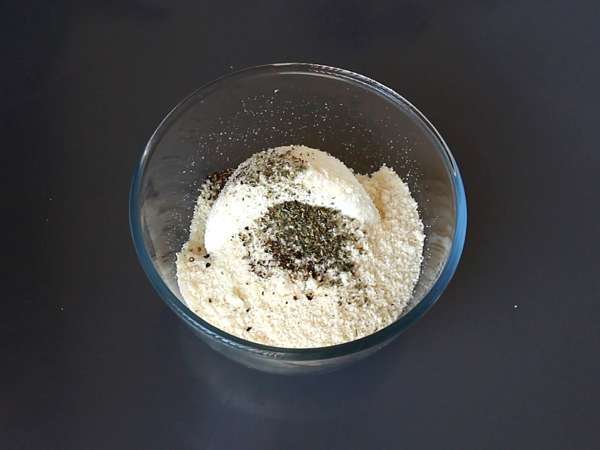 Palline di ricotta salate: stuzzichini facili e veloci per aperitivi golosi - Preparazione tappa 1