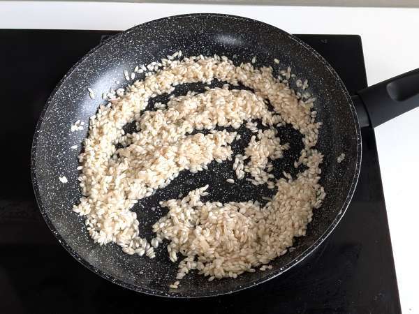 Risotto lime e pepe rosa: ricetta elegante e vegetariana per cene speciali - Preparazione tappa 3