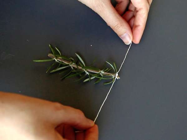 Cocktail di Natale con alberello innevato: versione alcolica ed analcolica da provare - Preparazione tappa 2