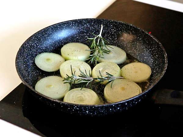 Mini tarte tatin di cipolle al rosmarino e formaggio di capra - Preparazione tappa 2