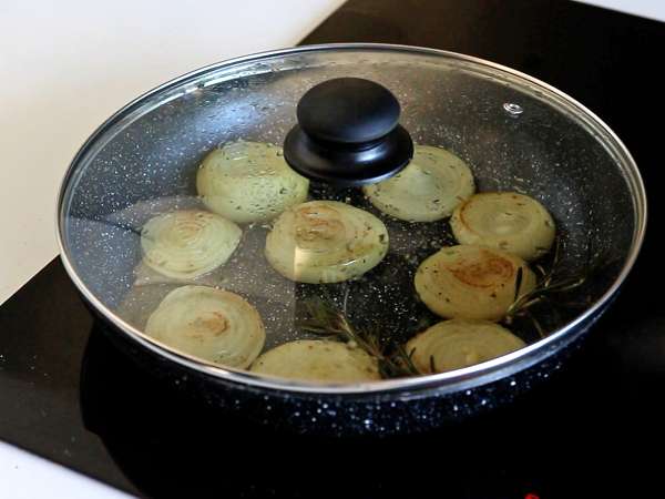 Mini tarte tatin di cipolle al rosmarino e formaggio di capra - Preparazione tappa 3