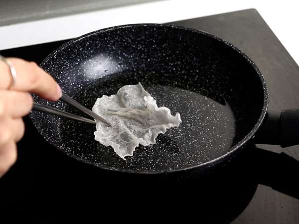 Tacos asiatici fatti in casa: tartare di salmone servita in chips di fogli di riso - Preparazione tappa 2