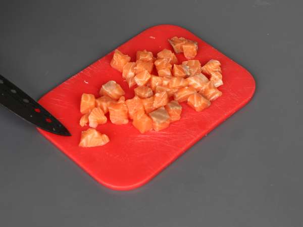 Tacos asiatici fatti in casa: tartare di salmone servita in chips di fogli di riso - Preparazione tappa 3