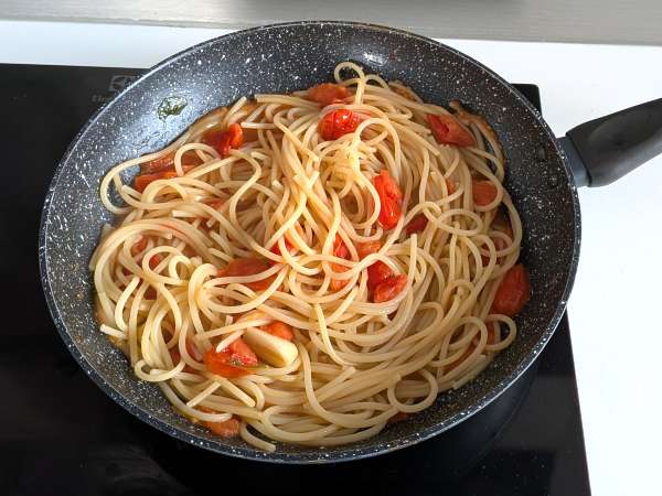 Spaghetti con pomodorini e pinoli: ricetta cremosa e profumata - Preparazione tappa 4