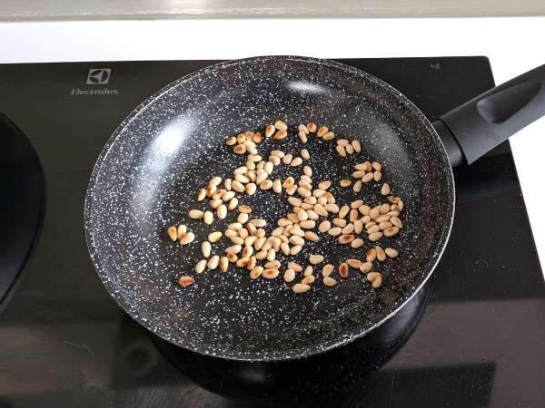 Spaghetti con pomodorini e pinoli: ricetta cremosa e profumata - Preparazione tappa 5