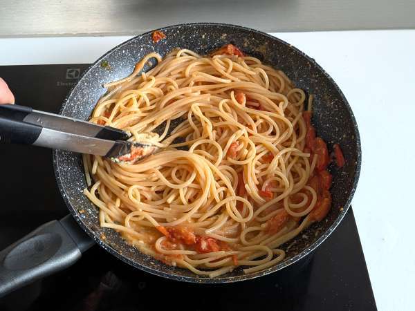 Spaghetti con pomodorini e pinoli: ricetta cremosa e profumata - Preparazione tappa 6