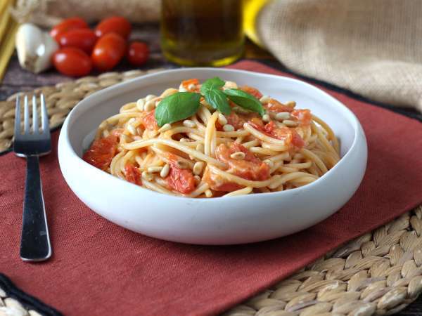 Spaghetti con pomodorini e pinoli: ricetta cremosa e profumata - Preparazione tappa 7