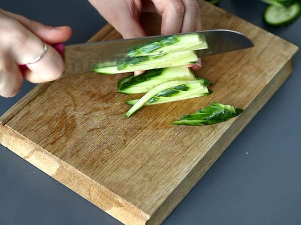 Insalata colorata con vermicelli di riso, gamberi e salsa di arachidi piccante - Preparazione tappa 1