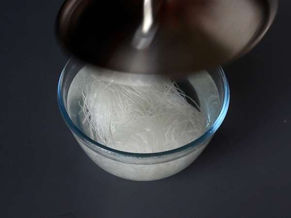 Insalata colorata con vermicelli di riso, gamberi e salsa di arachidi piccante - Preparazione tappa 2