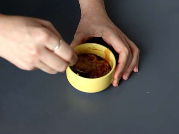 Insalata colorata con vermicelli di riso, gamberi e salsa di arachidi piccante - Preparazione tappa 3