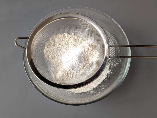 Crostata con confettura di fragole: ricetta classica di pasta frolla (anche a cuori) - Preparazione tappa 1