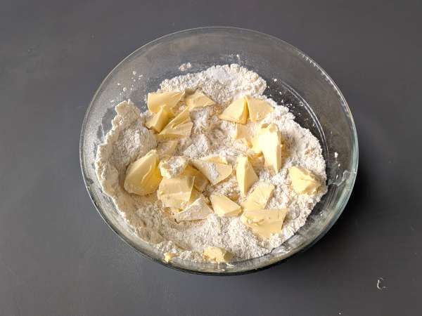 Crostata con confettura di fragole: ricetta classica di pasta frolla (anche a cuori) - Preparazione tappa 2