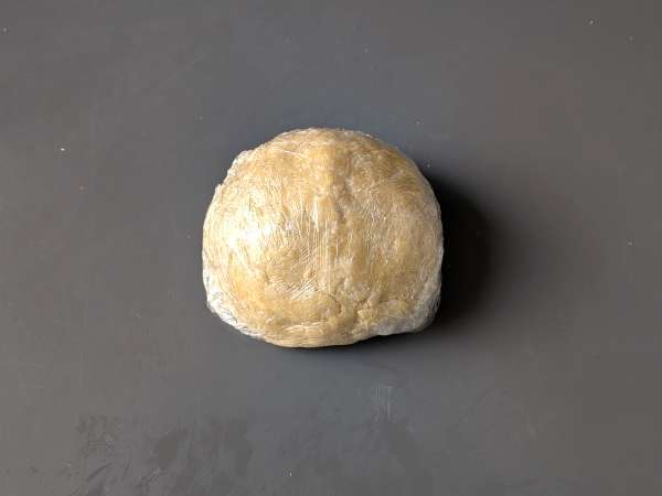 Crostata con confettura di fragole: ricetta classica di pasta frolla (anche a cuori) - Preparazione tappa 3