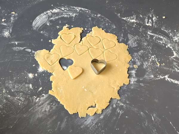 Crostata con confettura di fragole: ricetta classica di pasta frolla (anche a cuori) - Preparazione tappa 6