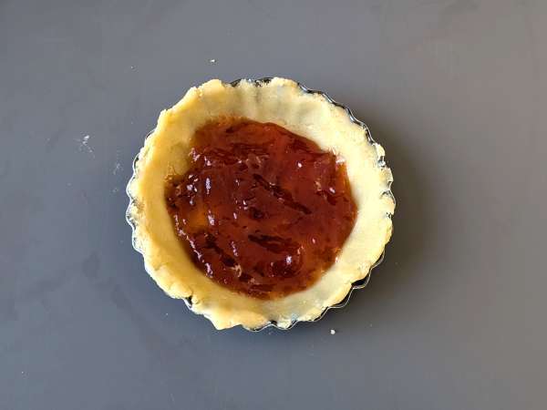 Crostatine di San Valentino alla confettura di fragole: dolcetti romantici fatti in casa - Preparazione tappa 4