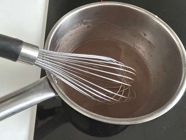 Cioccolata calda fatta in casa: la ricetta facile per una cioccolata densa, lucida e setosa - Preparazione tappa 3