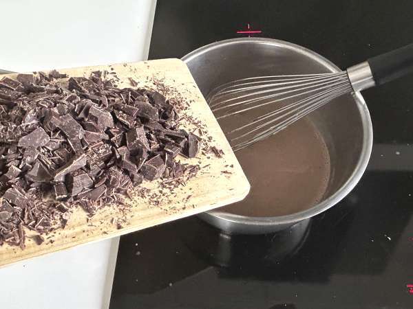 Cioccolata calda fatta in casa: la ricetta facile per una cioccolata densa, lucida e setosa - Preparazione tappa 4