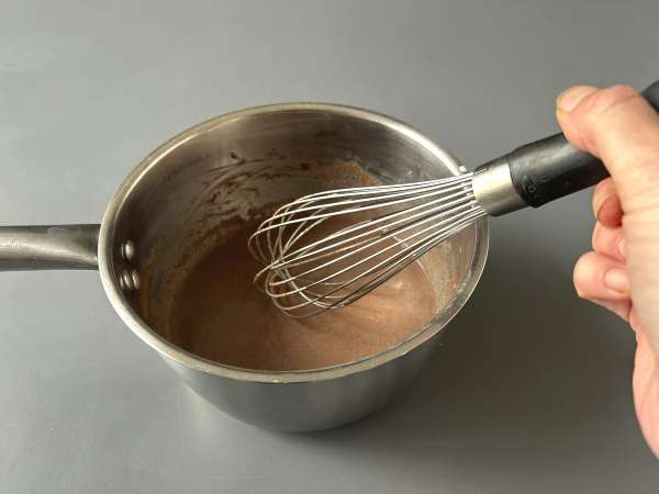 Cioccolata calda fatta in casa: la ricetta facile per una cioccolata densa, lucida e setosa - Preparazione tappa 5