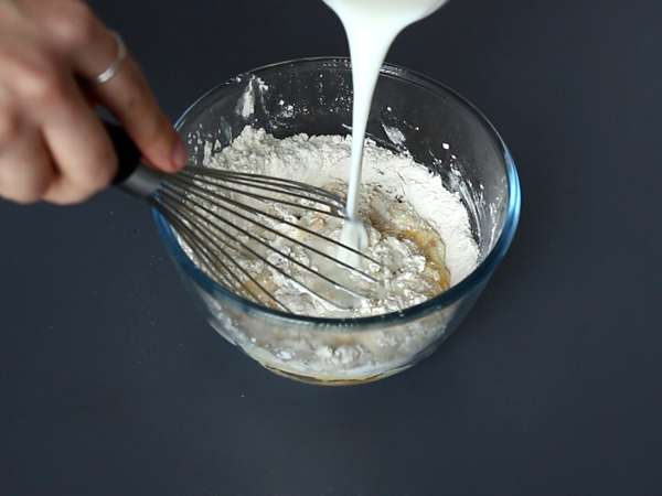 Tagliatelle di crêpes con cioccolato e arachidi: il dessert goloso che conquista tutti! - Preparazione tappa 1