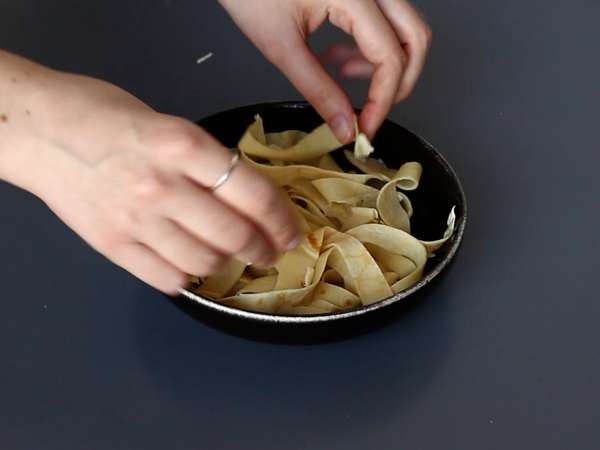 Tagliatelle di crêpes con cioccolato e arachidi: il dessert goloso che conquista tutti! - Preparazione tappa 6