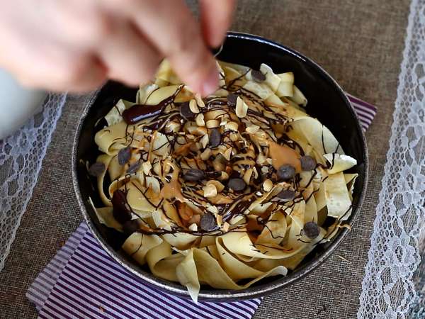 Tagliatelle di crêpes con cioccolato e arachidi: il dessert goloso che conquista tutti! - Preparazione tappa 7