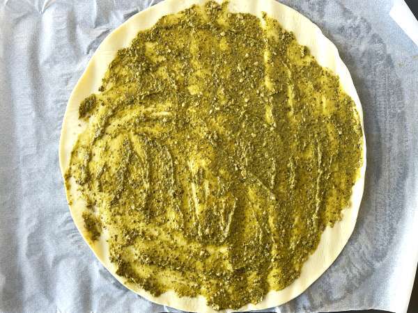 Rustici di pasta sfoglia al pesto in friggitrice ad aria: pronti in soli 15 minuti - Preparazione tappa 1