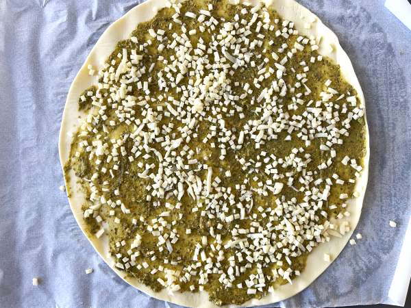 Rustici di pasta sfoglia al pesto in friggitrice ad aria: pronti in soli 15 minuti - Preparazione tappa 2