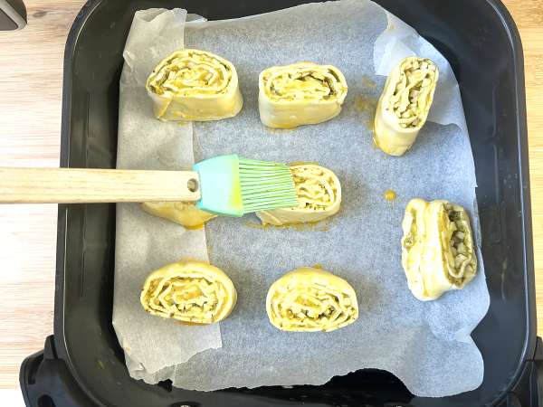 Rustici di pasta sfoglia al pesto in friggitrice ad aria: pronti in soli 15 minuti - Preparazione tappa 6