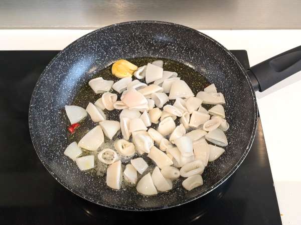 Pasta con calamari surgelati e pomodorini: ricetta semplice e saporita - Preparazione tappa 2