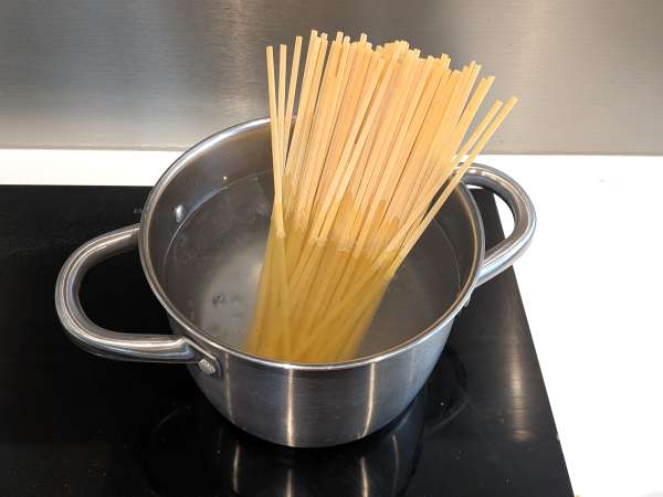 Pasta con calamari surgelati e pomodorini: ricetta semplice e saporita - Preparazione tappa 5