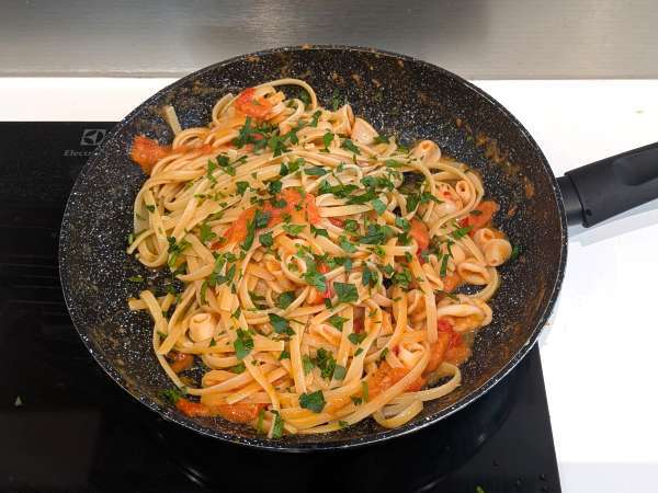 Pasta con calamari surgelati e pomodorini: ricetta semplice e saporita - Preparazione tappa 6