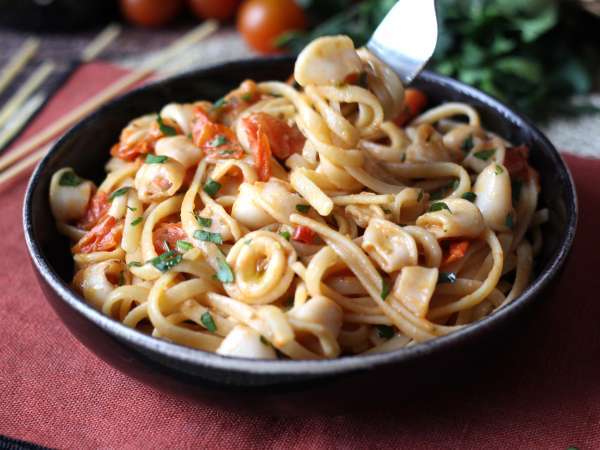 Pasta con calamari surgelati e pomodorini: ricetta semplice e saporita - Preparazione tappa 7