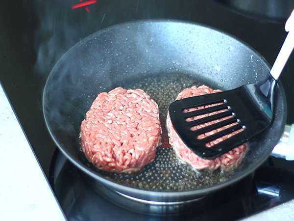 Ricetta Cheeseburger: come preparare l’hamburger con formaggio più famoso al mondo - Preparazione tappa 2