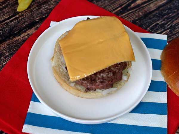 Ricetta Cheeseburger: come preparare l’hamburger con formaggio più famoso al mondo - Preparazione tappa 4