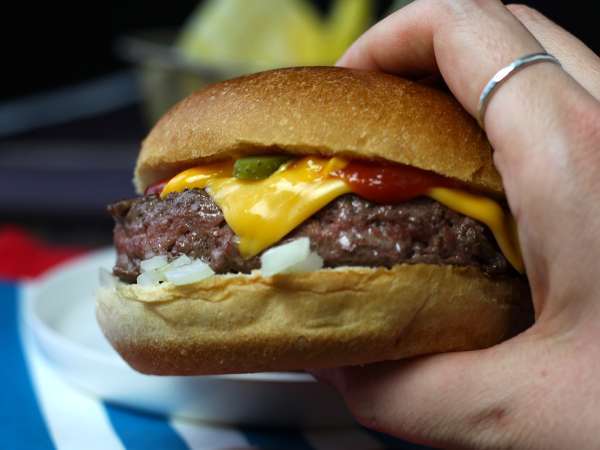 Ricetta Cheeseburger: come preparare l’hamburger con formaggio più famoso al mondo - Preparazione tappa 6