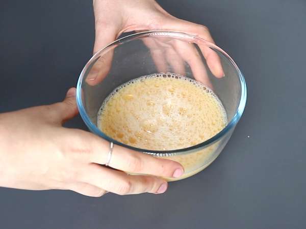 Uova cinesi al vapore con due ingredienti: ricetta facile e leggera - Preparazione tappa 1