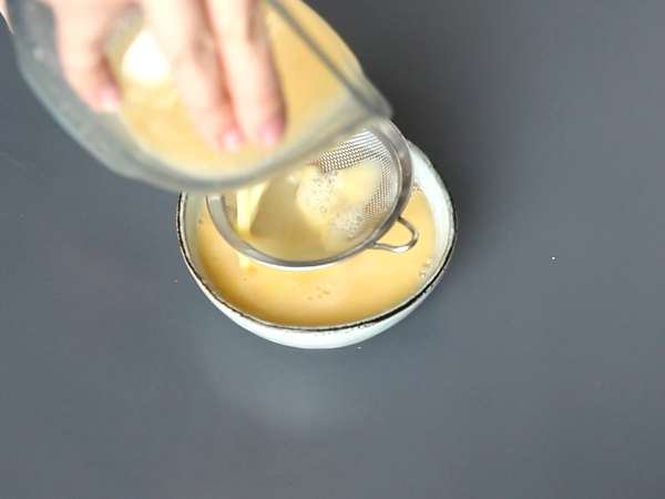 Uova cinesi al vapore con due ingredienti: ricetta facile e leggera - Preparazione tappa 2