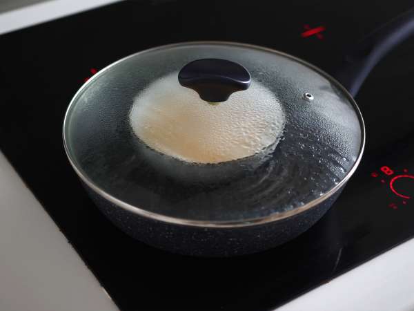 Uova cinesi al vapore con due ingredienti: ricetta facile e leggera - Preparazione tappa 3