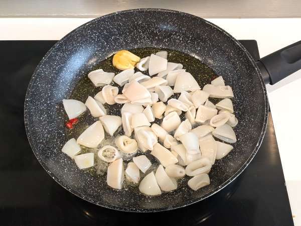 Sugo di calamari: un condimento perfetto per la pasta - Preparazione tappa 4