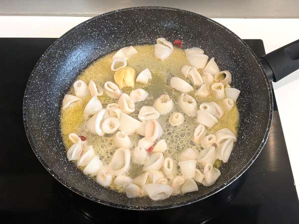 Sugo di calamari: un condimento perfetto per la pasta - Preparazione tappa 5