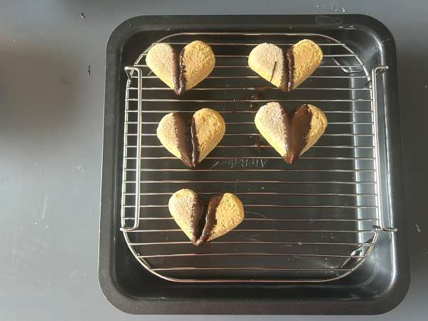 Cuori di savoiardi al cioccolato e pistacchio: dolce facile e scenografico - Preparazione tappa 5