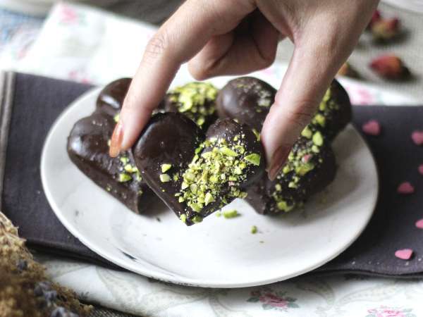 Cuori di savoiardi al cioccolato e pistacchio: dolce facile e scenografico - Preparazione tappa 8