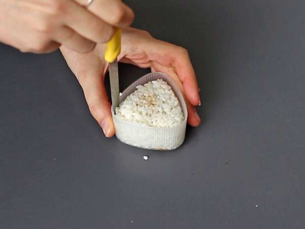 Onigiri con tuorli d’uovo marinati in salsa di soia: ricetta originale giapponese facile - Preparazione tappa 7