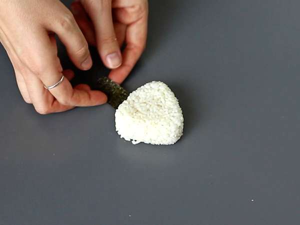 Onigiri con tuorli d’uovo marinati in salsa di soia: ricetta originale giapponese facile - Preparazione tappa 9