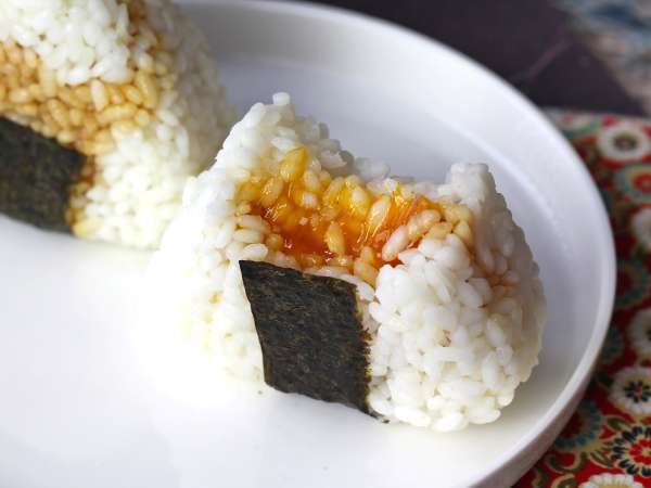 Onigiri con tuorli d’uovo marinati in salsa di soia: ricetta originale giapponese facile - Preparazione tappa 10