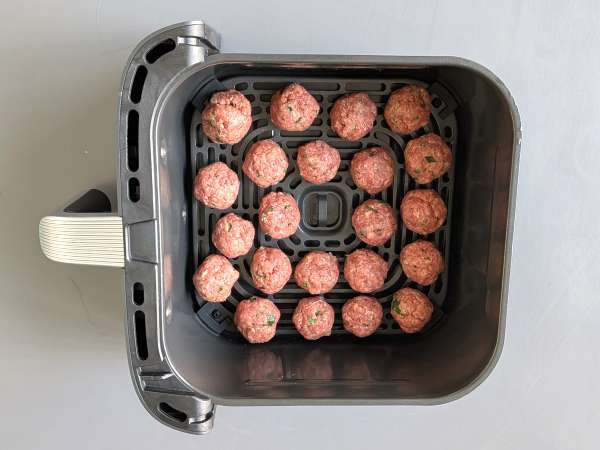 Polpette in friggitrice ad aria morbidissime: ricetta facile e veloce con carne di manzo - Preparazione tappa 6